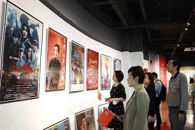 看海報(bào)、學(xué)黨史，健康產(chǎn)業(yè)公司黨總支組織參觀“紅色電影海報(bào)展”1_副本.jpg
