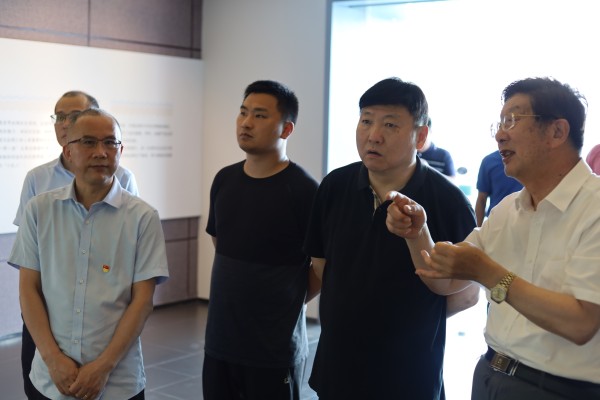 1686556380965721.jpg 與全國(guó)勞模盧克松親切交談_副本.jpg